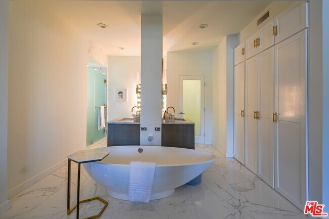 Building Photo - 1424 N Crescent Heights Blvd