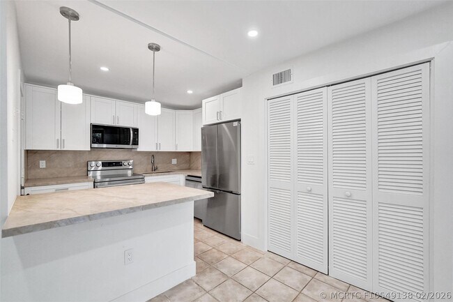 Building Photo - 4040 N Hills Dr