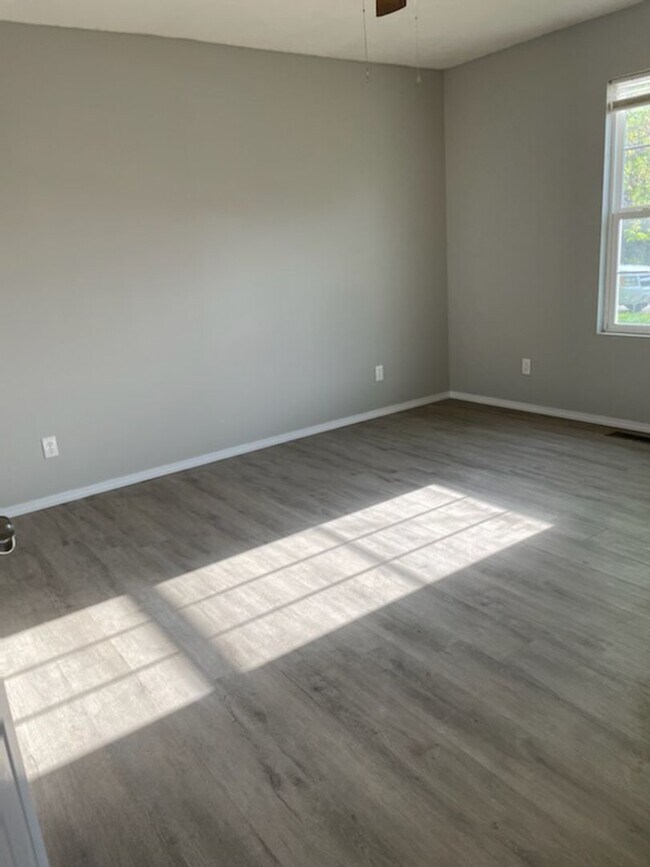 Building Photo - 3 Bed 2 Bath House November