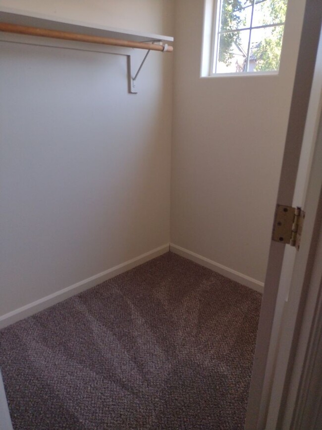 Building Photo - Fully renovated, new floors/carpet and app...