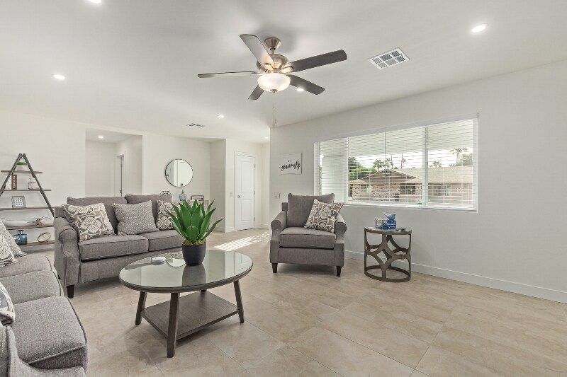 Building Photo - 9830 W Evergreen Dr