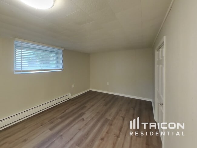 Building Photo - 1397 Pinewood Dr