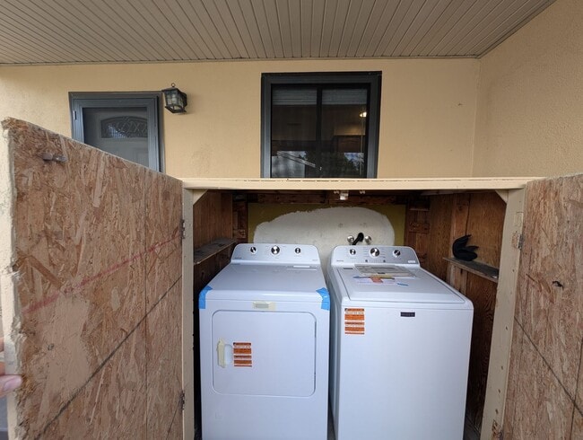 Building Photo - 748 W Gage Ave