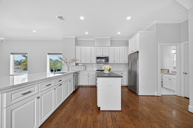 Building Photo - 1630 W 24th St
