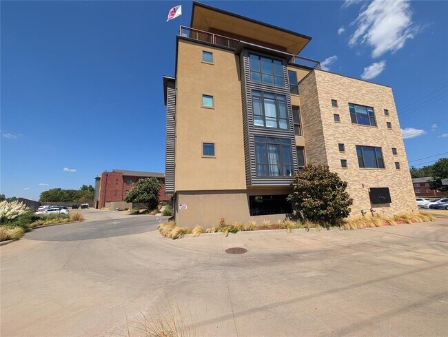 Building Photo - 401 Boyd St