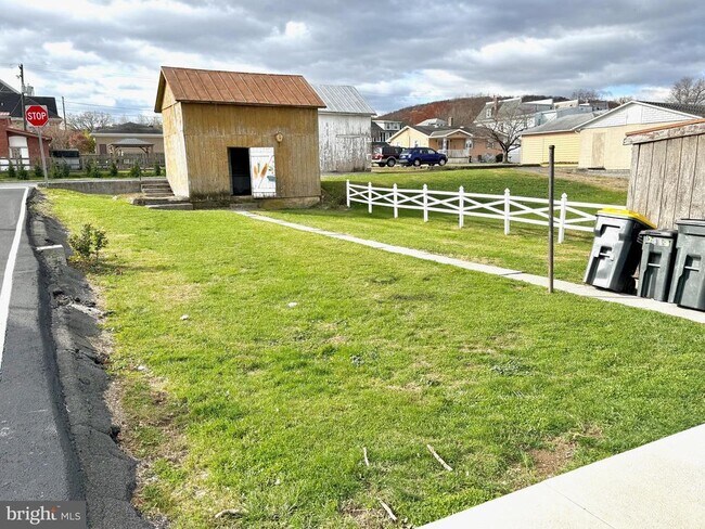 Building Photo - 14 W Penn Ave