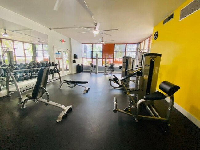 Building Photo - 800 Parkview Dr