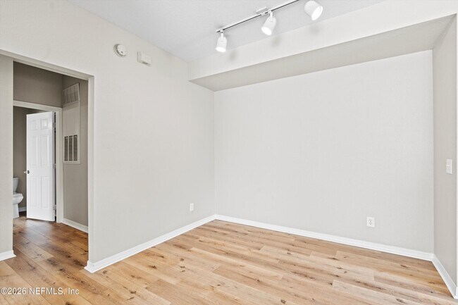 Building Photo - 13700 Richmond Park Dr N