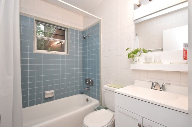 Building Photo - Very nice 2 bedroom 1 bath duplex!