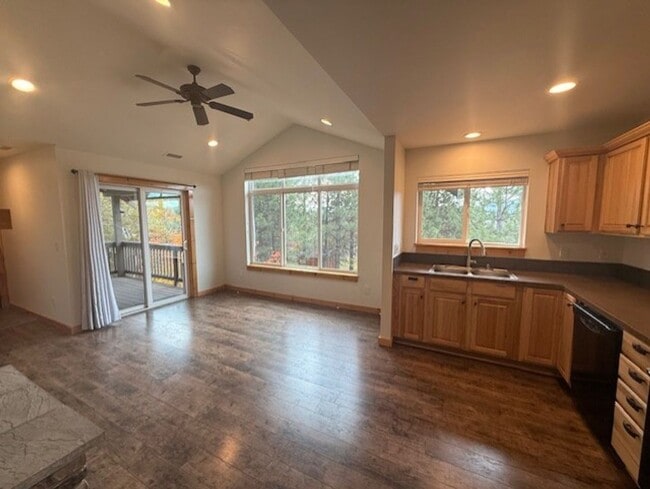 Building Photo - Adorable Roslyn Ridge Condo