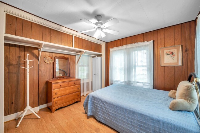 Building Photo - Charming Fully Furnished Gulfport Bungalow |