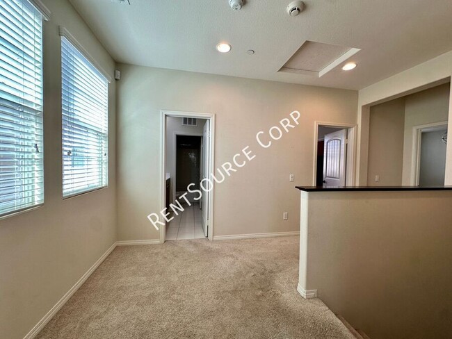 Building Photo - 4 Bedroom House for Lease in Gated New Riv...