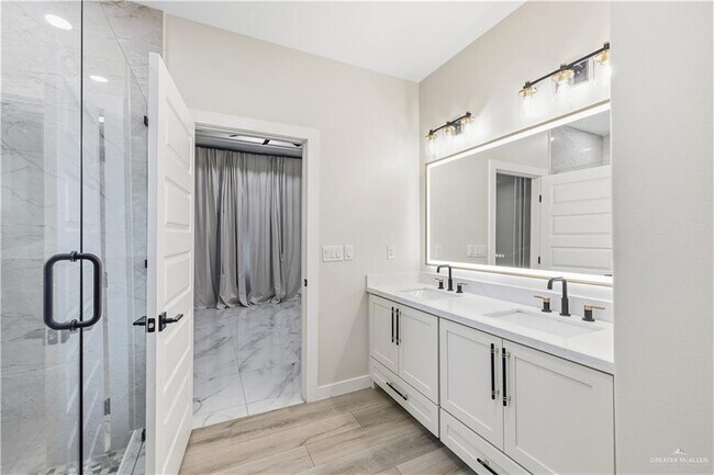 Building Photo - 32 Astrid St