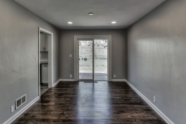 Building Photo - Amazing Aksarben Home