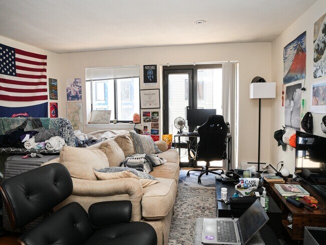 Building Photo - 1027 Commonwealth Ave