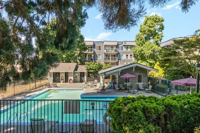 Building Photo - Bright Beacon Hill Condo in Secure Gated C...