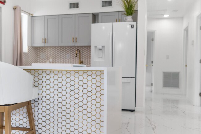 Building Photo - 201 NE 28th Ct