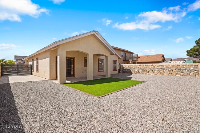 Building Photo - 5477 Francisco Roque Dr