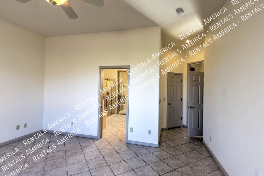 Building Photo - 5032 N Valley Shadows Pl
