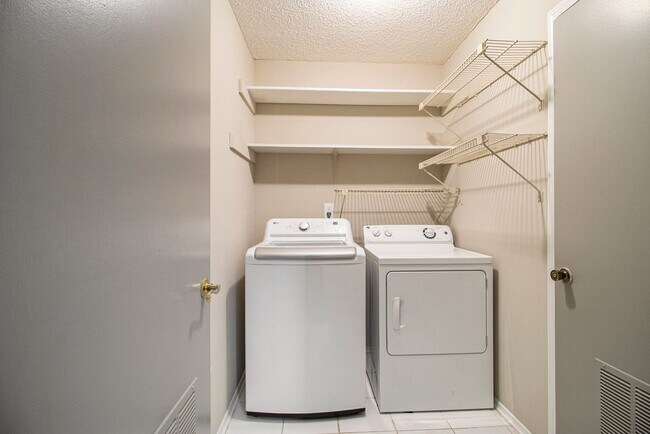 Building Photo - Sunlit 2BD/2BA with Fireplace in Peaceful ...