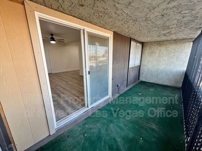 Building Photo - 1405 E Vegas Valley Dr
