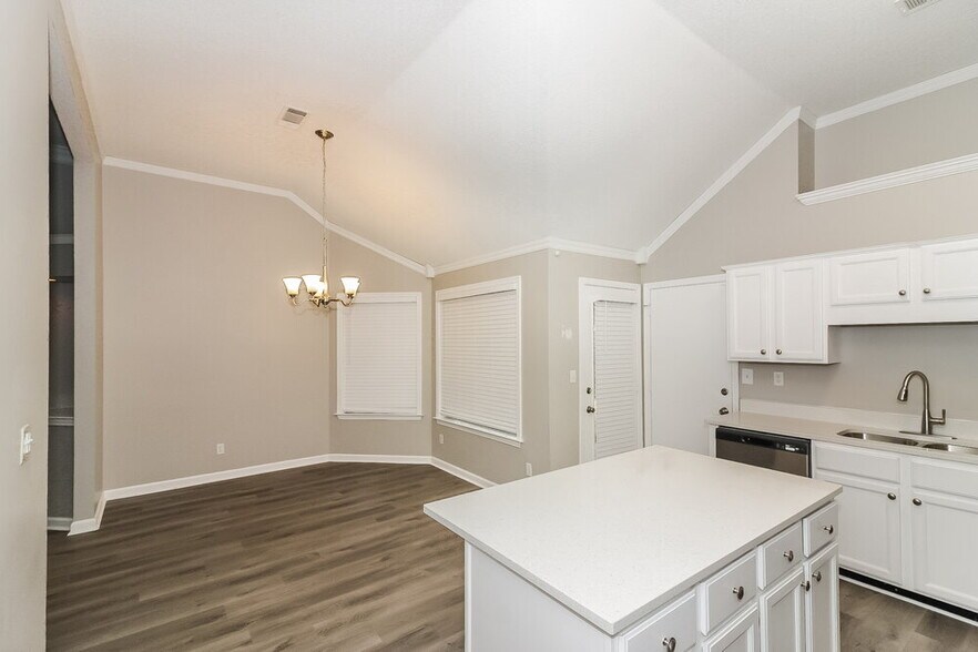 Building Photo - 745 N Sanga Rd