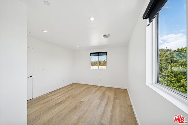 Building Photo - 837 N Harvard Blvd