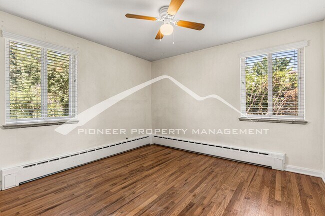 Building Photo - Charming Home with Washer/Dryer and Fenced...
