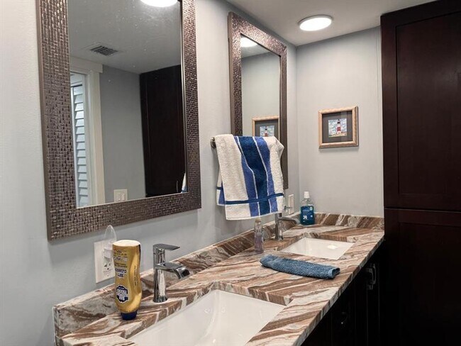 Building Photo - 3510 Oaks Way