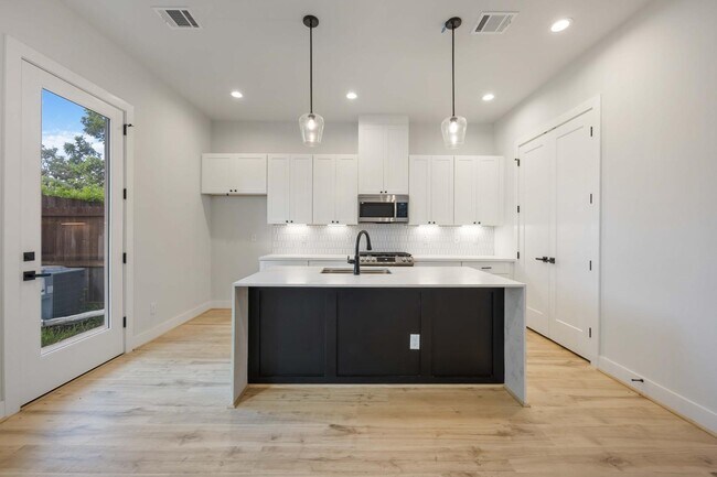 Building Photo - 6124 Campo Vista Dr