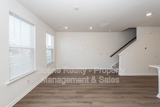 Building Photo - 4633 Forest Hills Dr