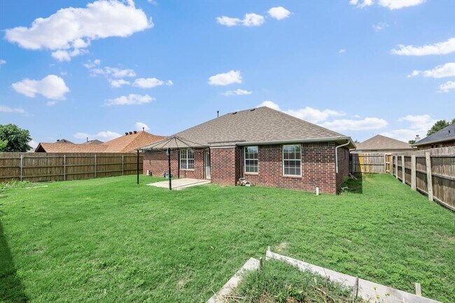 Building Photo - 616 Garrison Ln