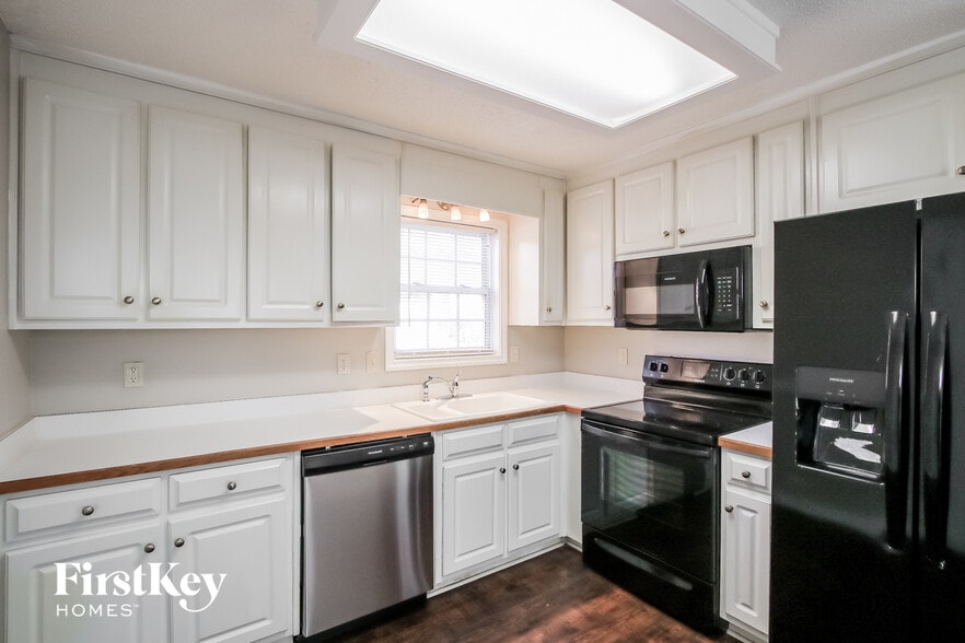 Building Photo - 1166 Locust Dr