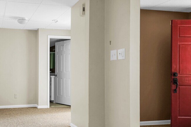 Building Photo - 910 Old Fort Rd