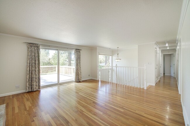 Building Photo - 5Bd/2.25Ba Kirkland Home