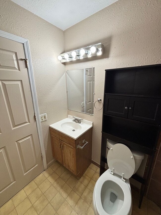 Building Photo - 1519 Fairway Dr