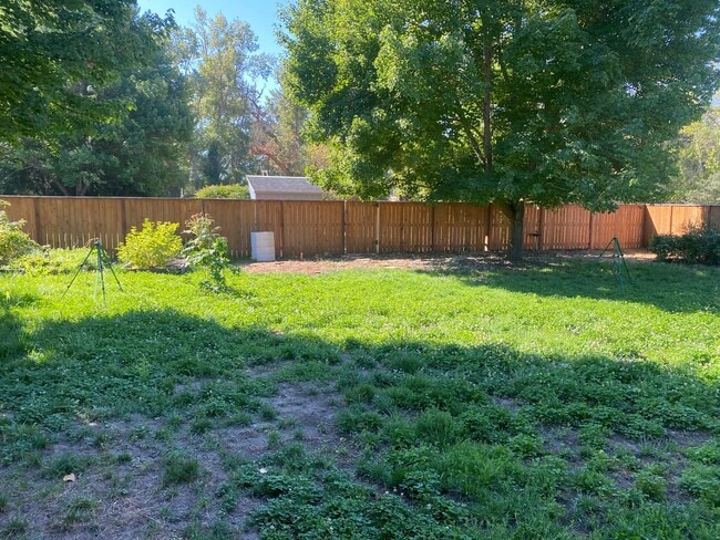 Building Photo - $300 OFF 1st Month's RENT!! - East Medford...