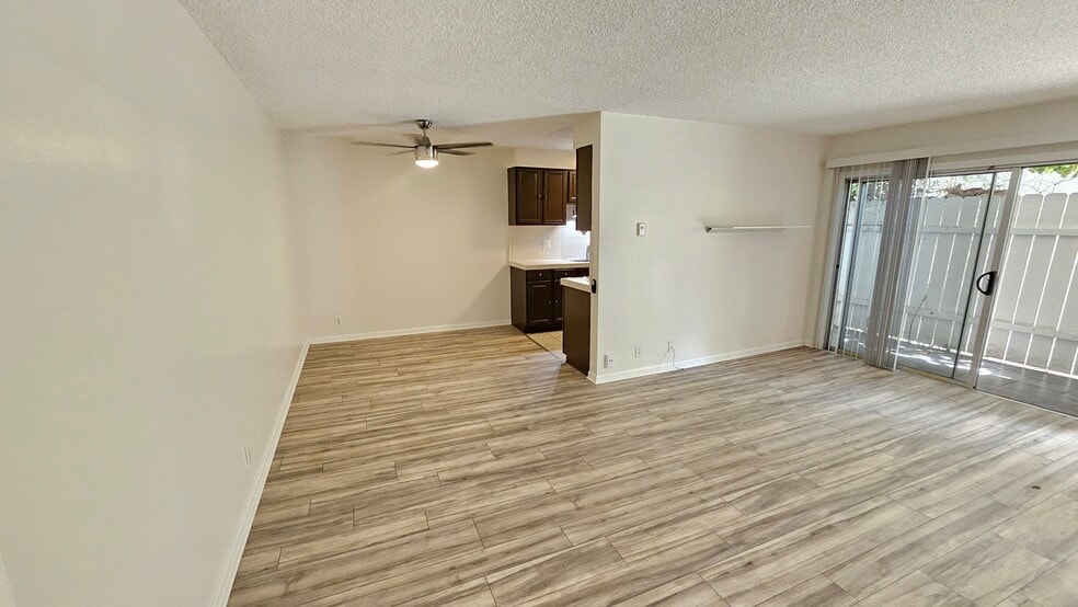 Building Photo - 2130 N Beachwood Dr