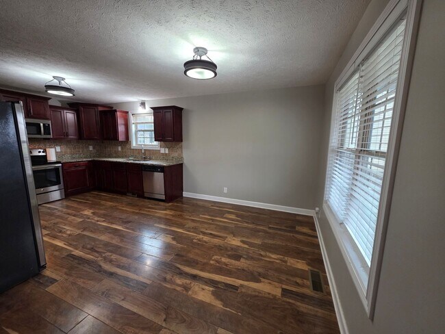 Building Photo - Holiday SPECIAL!! $500 OFF Your Move-In Co...