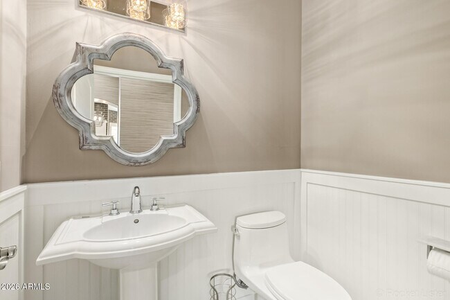 Building Photo - 326 W Loma Ln