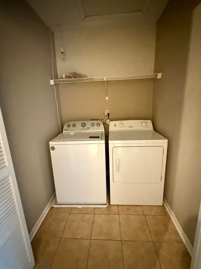 Building Photo - 3BD/2.5BA Brick Townhouse in Washington Commons off of Great Neck! Renovated throughout!