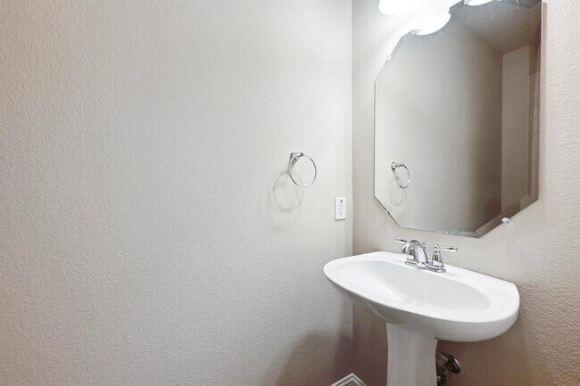 Building Photo - 808 Middle Creek Dr