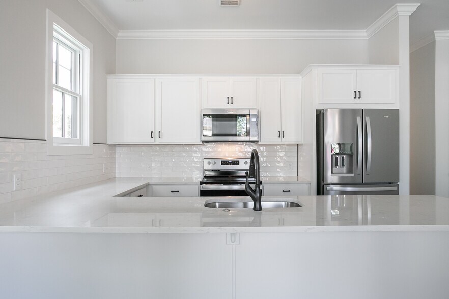Kitchen - 1718 Barnard St