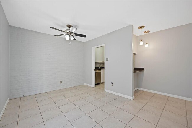 Building Photo - 2822 Briarhurst Dr