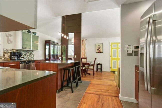 Building Photo - 2056 Arlington Ave NE