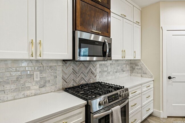 Building Photo - 303 Pendleton Ave