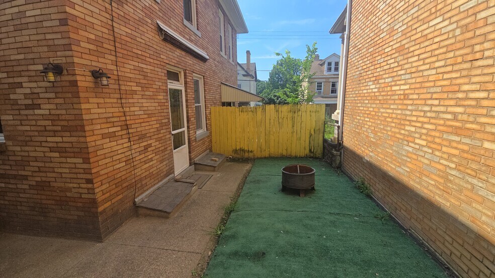Building Photo - 3103 Tretow St