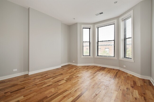 Building Photo - 751 W Buckingham Pl