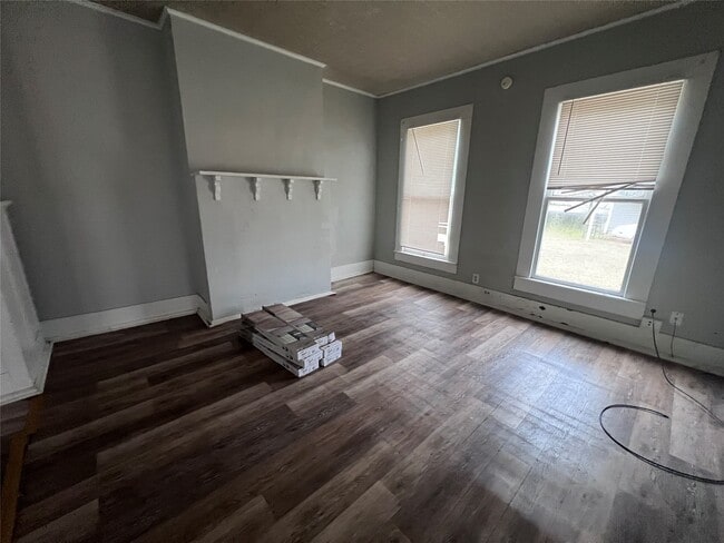 Building Photo - 513 W Caney St