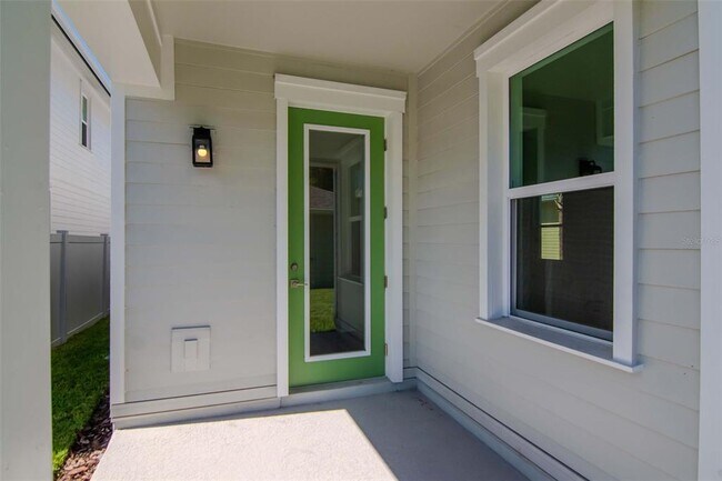 Building Photo - 402 E Oak Ave
